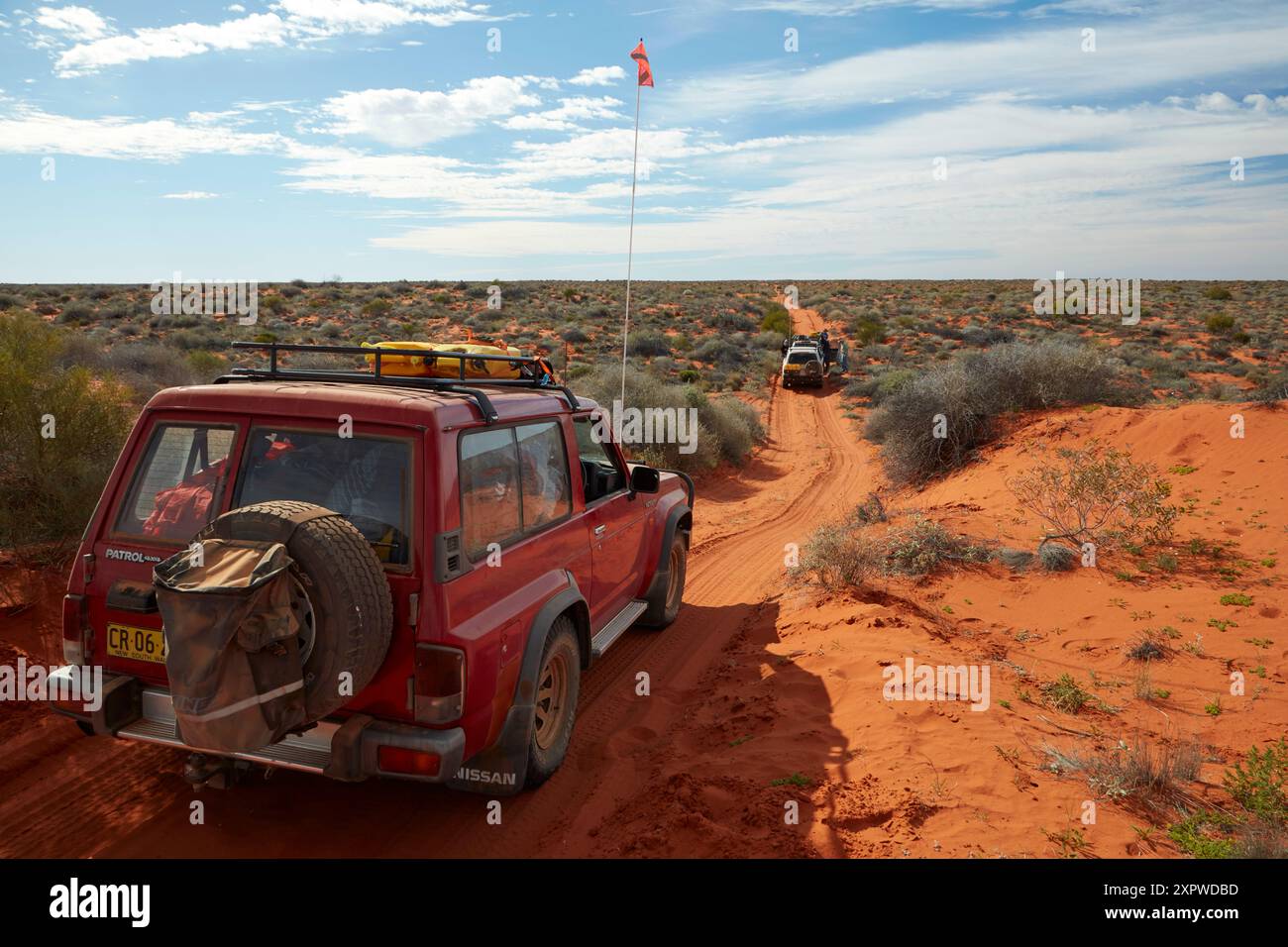 4wds attraversamento di dune sul tracciato della linea francese; Munga-Thirri–Simpson Desert National Park, Simpson Desert, Outback South Australia, Australia Foto Stock