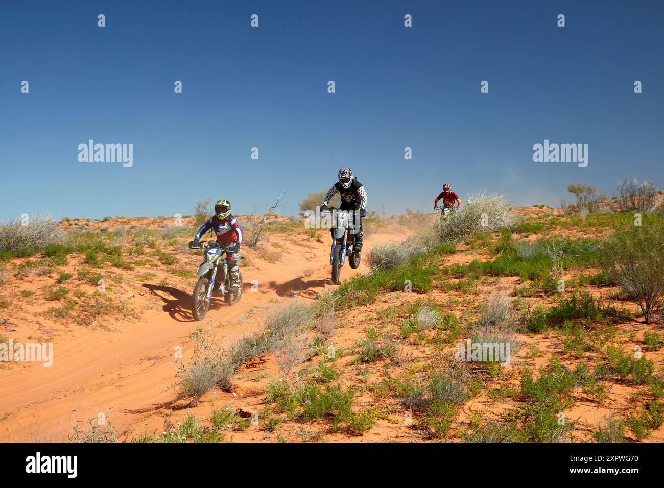 Motociclette sul circuito QAA Line Track, Munga-Thirri National Park, Simpson Desert Outback Queensland, Australia Foto Stock