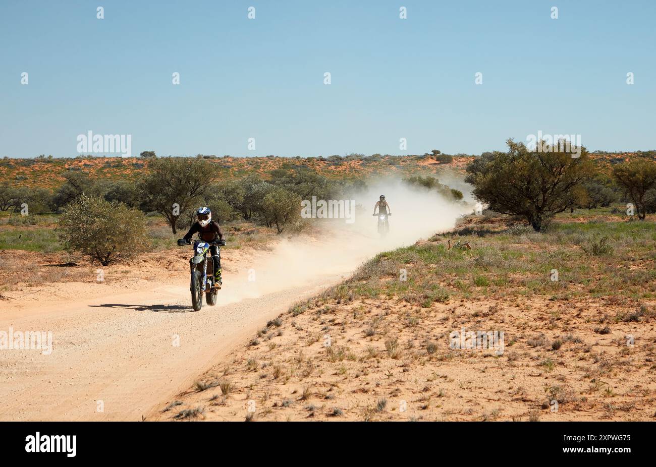 Motociclette sul circuito QAA Line Track, Munga-Thirri National Park, Simpson Desert Outback Queensland, Australia Foto Stock