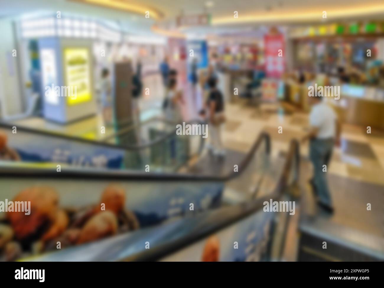 Un'immagine sfocata di una scala mobile di un centro commerciale a Senzhen, in Cina. Foto Stock