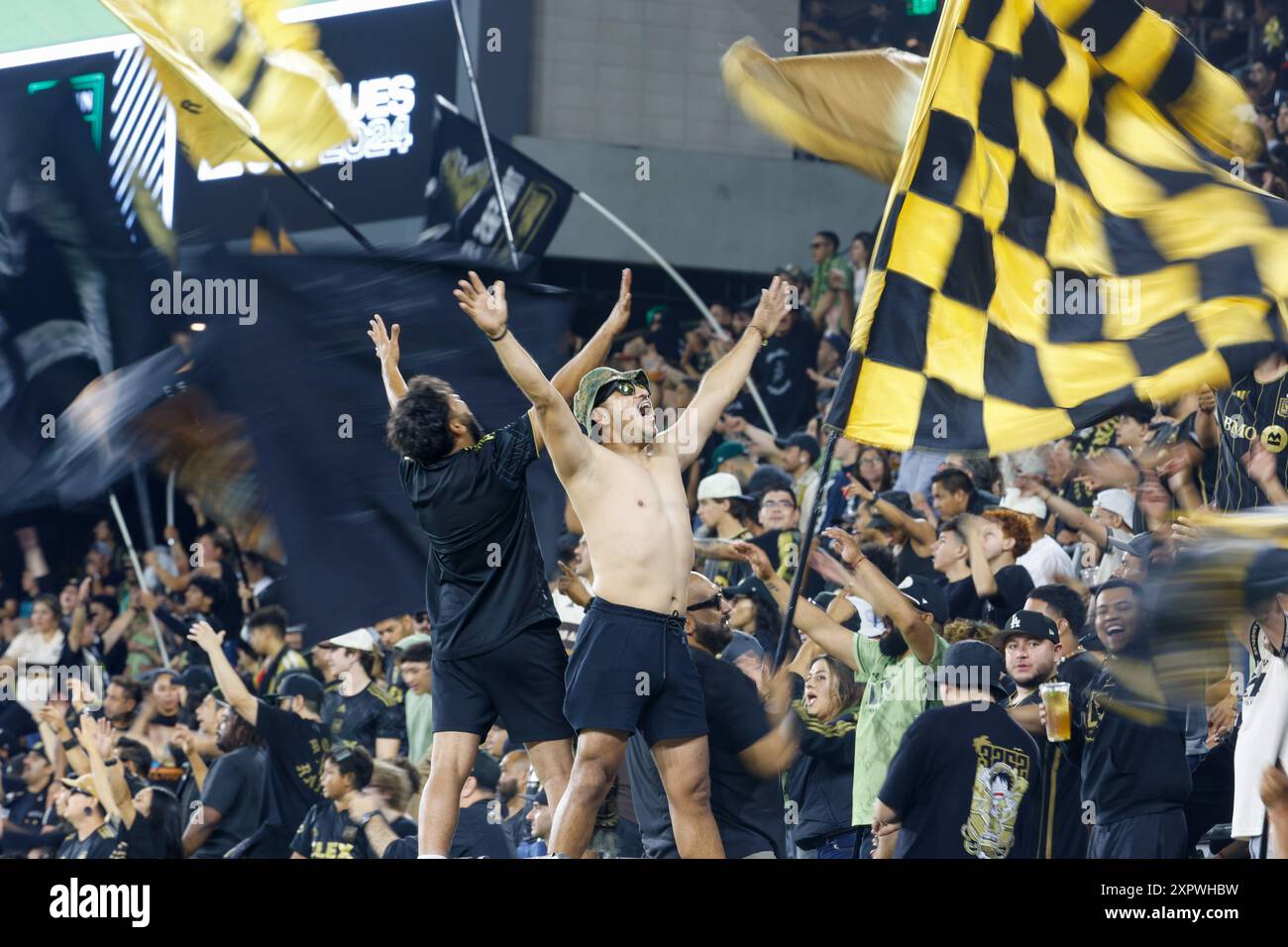 Los Angeles, Stati Uniti. 7 agosto 2024. I tifosi del Los Angeles FC festeggiano dopo che la loro squadra ha segnato contro l'Austin FC durante una partita della Leagues Cup al BMO Stadium. Il Los Angeles FC ha battuto l'Austin FC 2-0 (foto di Ringo Chiu/SOPA Images/Sipa USA) credito: SIPA USA/Alamy Live News Foto Stock