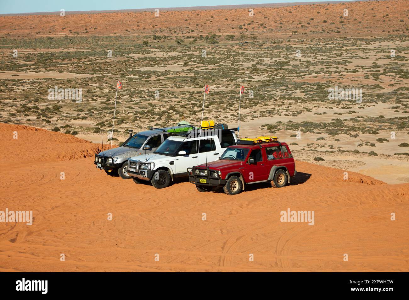 Quattro ruote motrici sulla cima della duna "Big Red", QAA Line, Simpson Desert, Outback Queensland, Australia Foto Stock