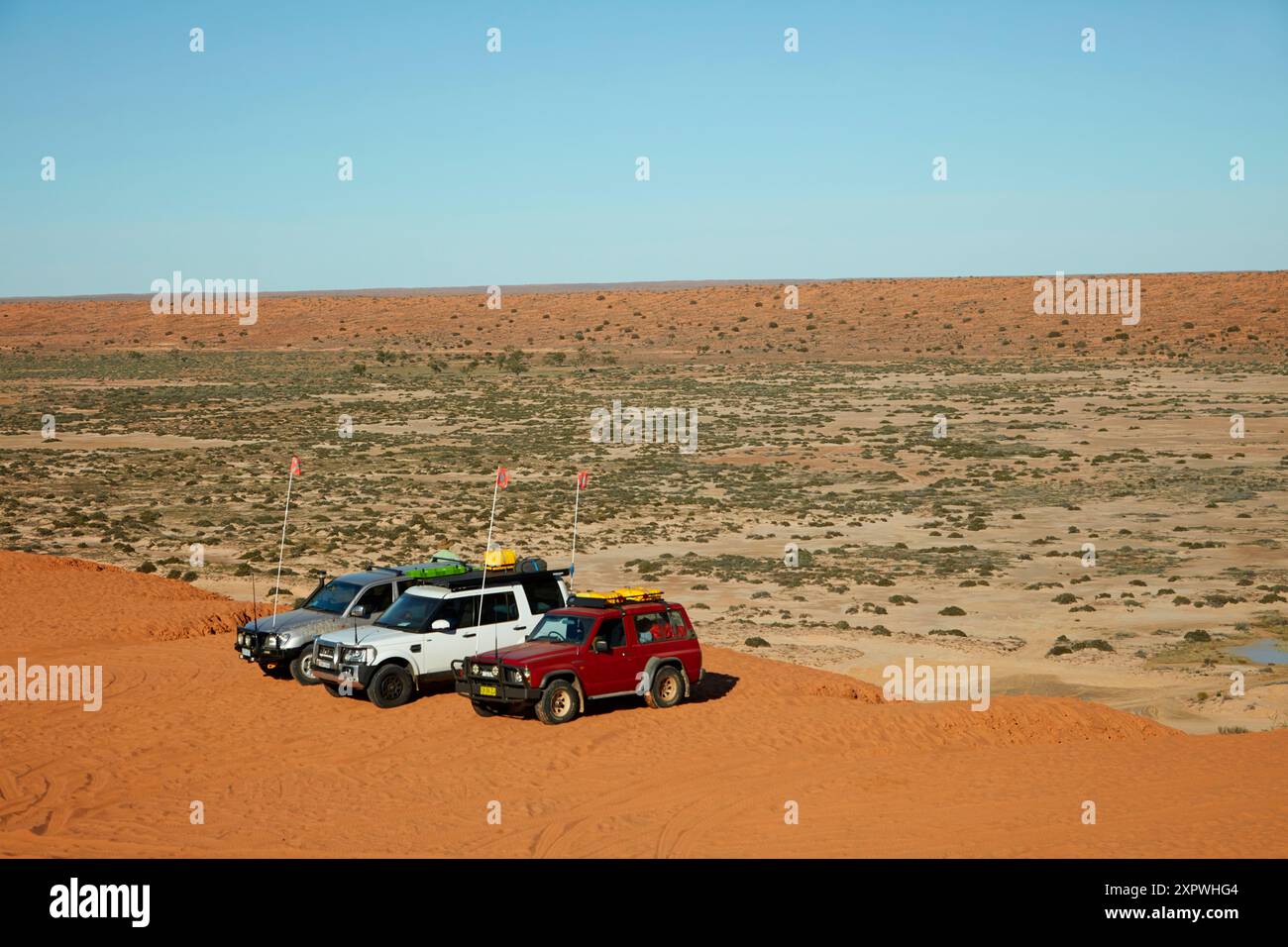 Quattro ruote motrici sulla cima della duna "Big Red", QAA Line, Simpson Desert, Outback Queensland, Australia Foto Stock