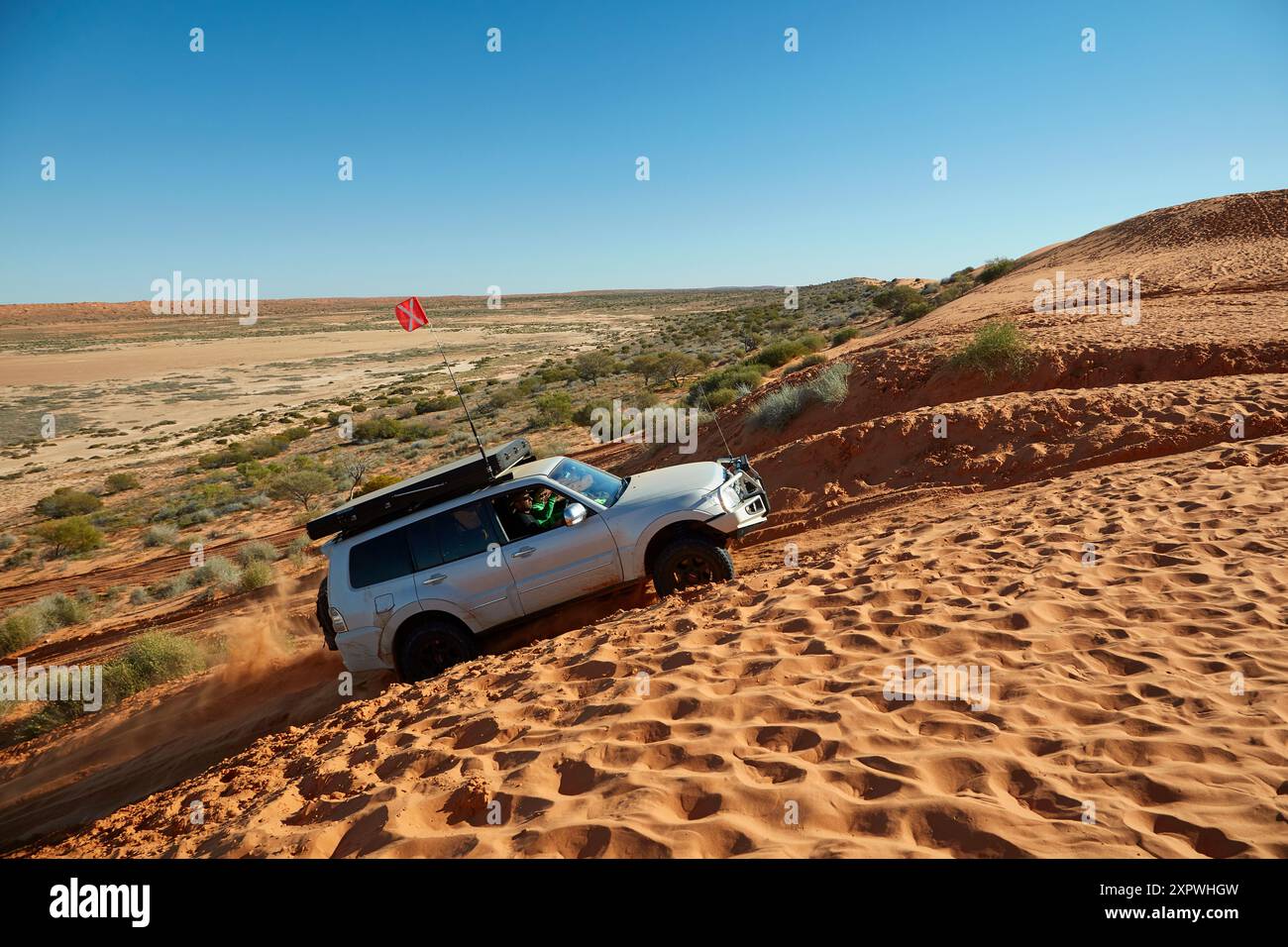 Quattro ruote motrici che risalgono la duna "Big Red", QAA Line, Simpson Desert, Outback Queensland, Australia Foto Stock