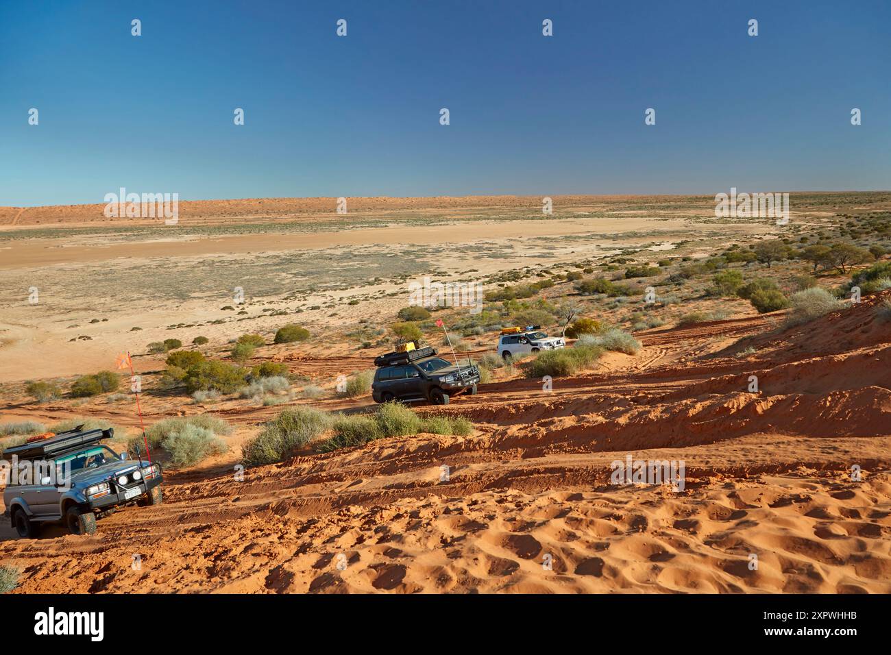 Quattro ruote motrici che risalgono la duna "Big Red", QAA Line, Simpson Desert, Outback Queensland, Australia Foto Stock