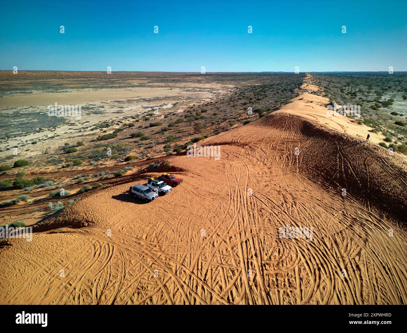 Quattro ruote motrici sulla cima della duna "Big Red", linea QAA, deserto Simpson, vicino a Birdsville, nell'entroterra del Queensland, Australia Foto Stock