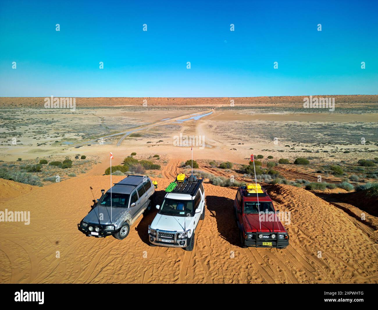Quattro ruote motrici sulla cima della duna "Big Red", linea QAA, deserto Simpson, vicino a Birdsville, nell'entroterra del Queensland, Australia Foto Stock