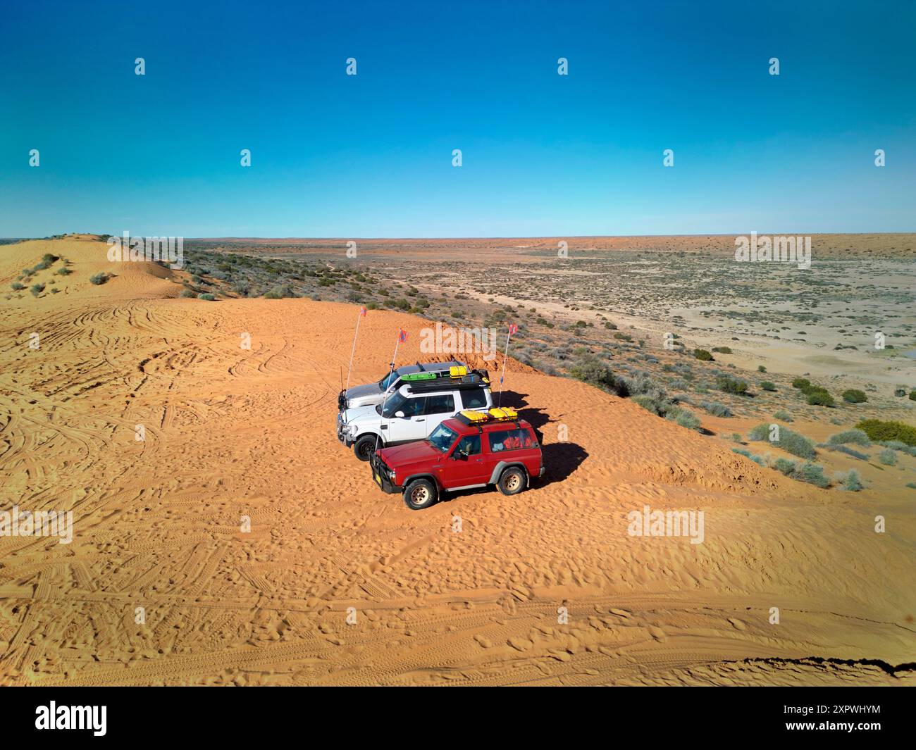 Quattro ruote motrici sulla cima della duna "Big Red", linea QAA, deserto Simpson, vicino a Birdsville, nell'entroterra del Queensland, Australia Foto Stock