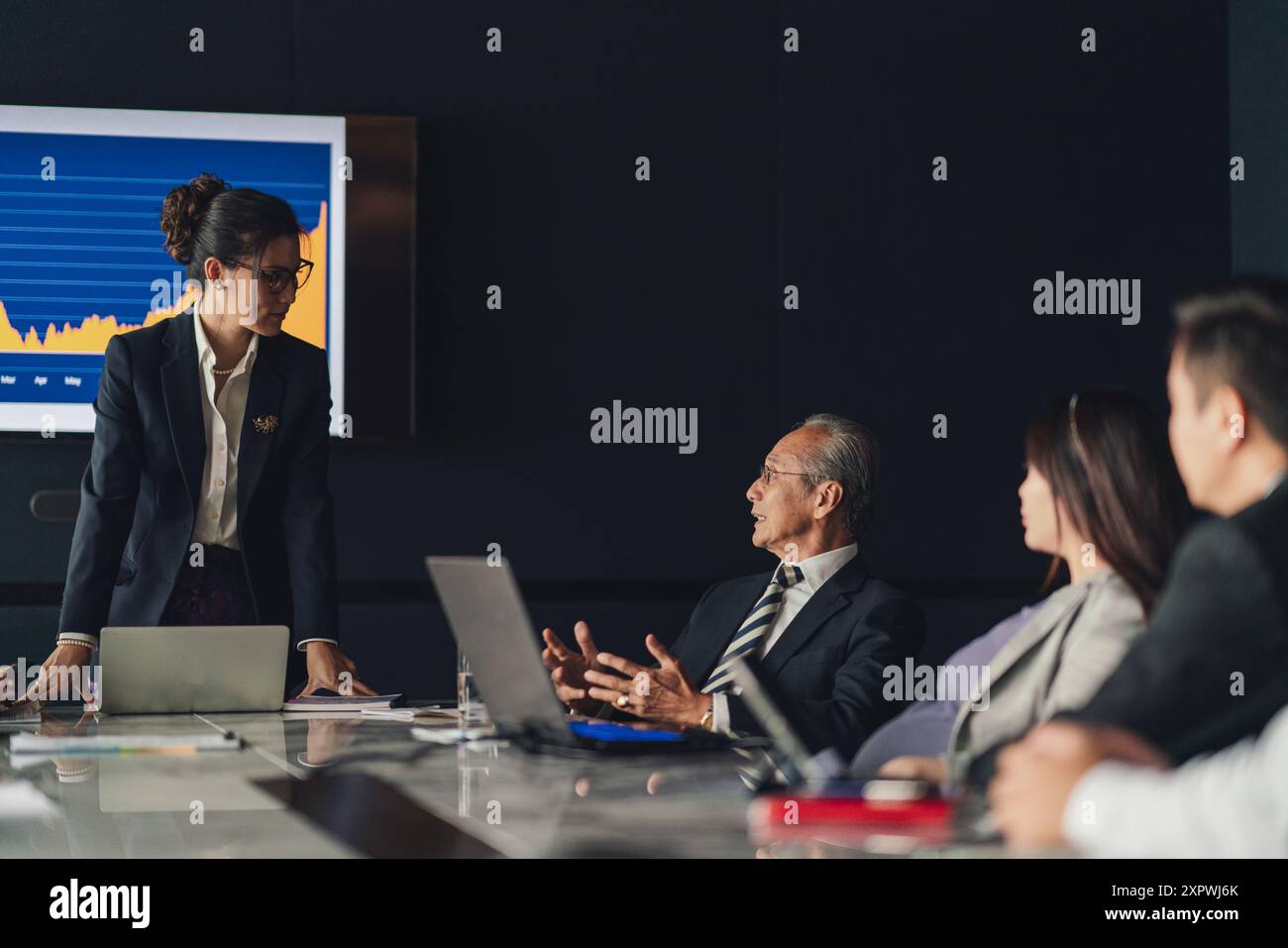 Diversi dirigenti d'affari asiatici in una riunione Foto Stock