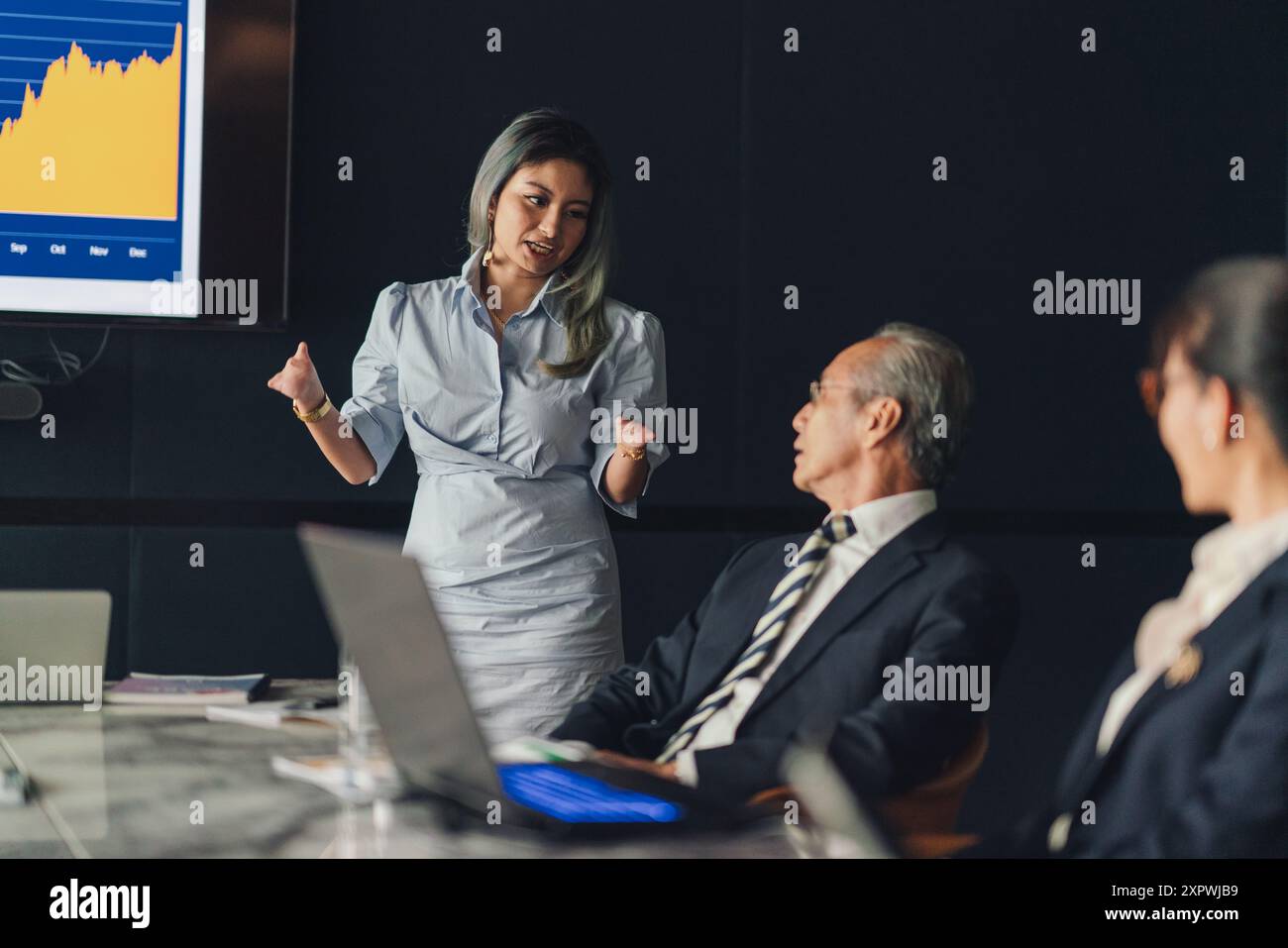Diversi dirigenti d'affari asiatici in una riunione Foto Stock