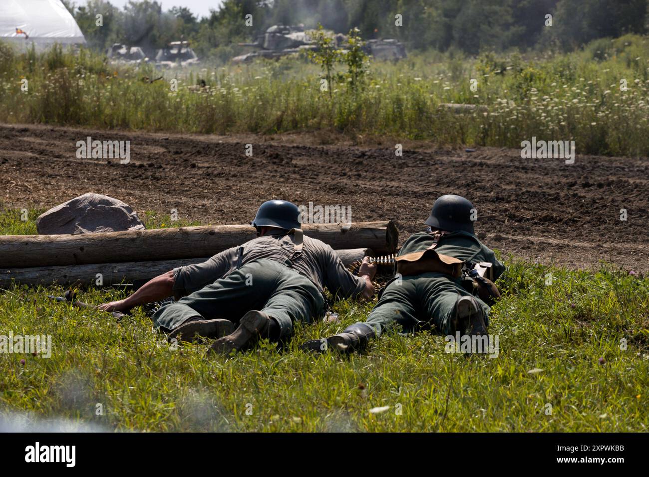 Fanteria tedesca - soldati della seconda guerra mondiale sul campo di battaglia. persone irriconoscibili. Aquino Tank Weekend - storico spettacolo militare. Oshawa, Canada Foto Stock