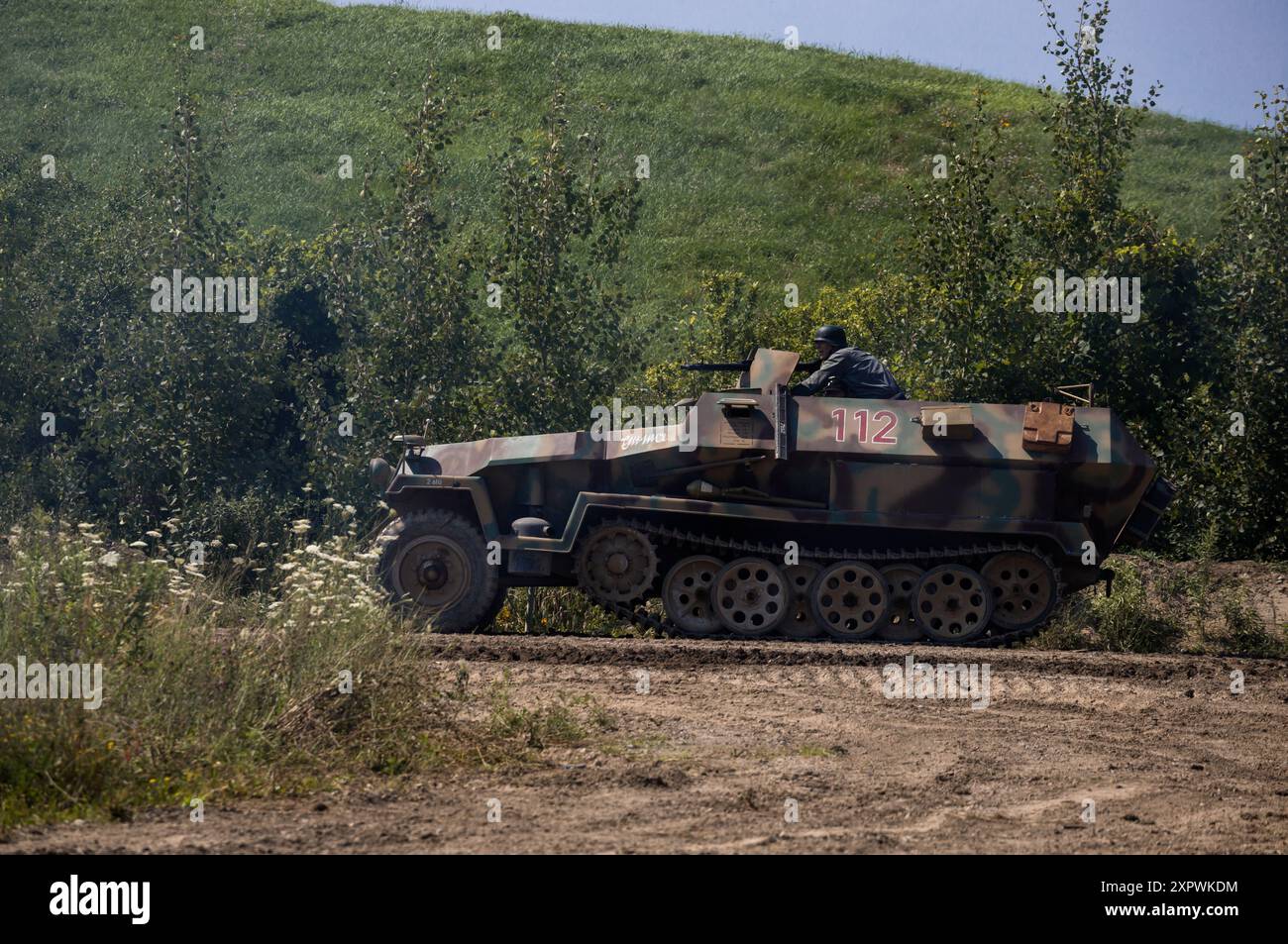 'Sonderkraftfahrzeug 251' - Half-Track era una portaerei tedesca della seconda guerra mondiale sul campo di battaglia. Aquino Tank Weekend - storico spettacolo militare Foto Stock