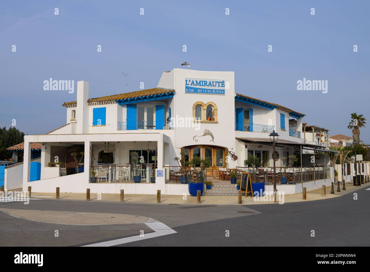 Saintes Maries de la Mer, Francia - 9 marzo 2023: Case a Saintes Maries de la Mer in inverno, giorno di sole, cielo blu Foto Stock