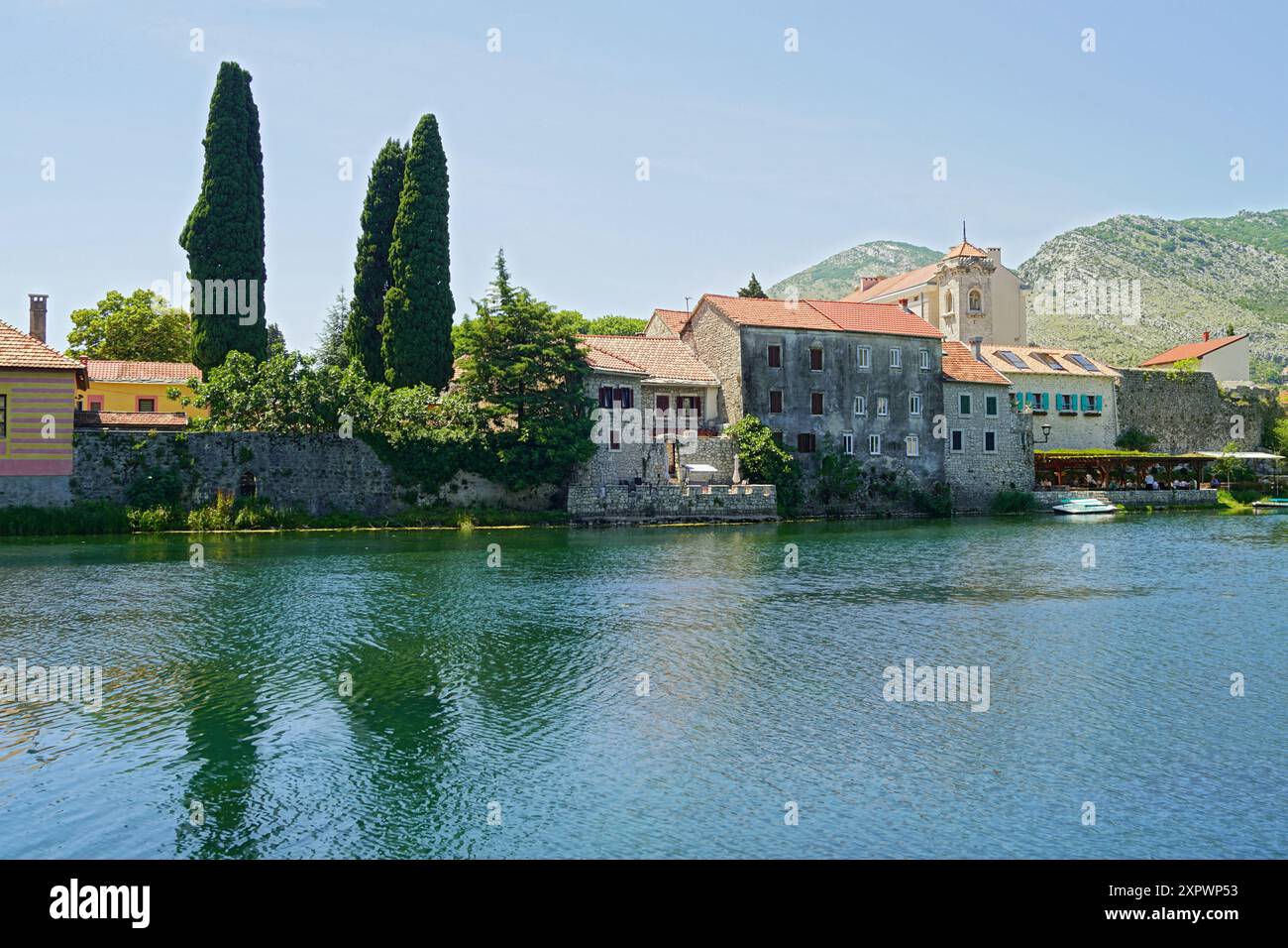 Paesaggio con case della città vecchia di Trebinje e la Torre dell'orologio costruita sulle rive del fiume Trebišnjica (Bosnia ed Erzegovina). Foto Stock