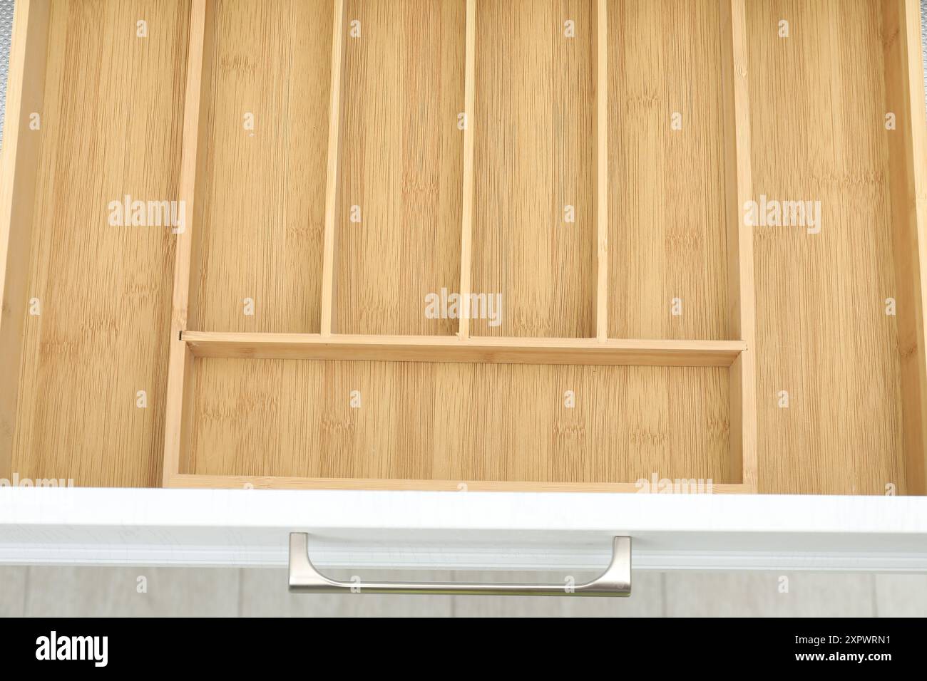 Cassetto aperto dell'armadio da cucina con spazio per posate, vista dall'alto Foto Stock