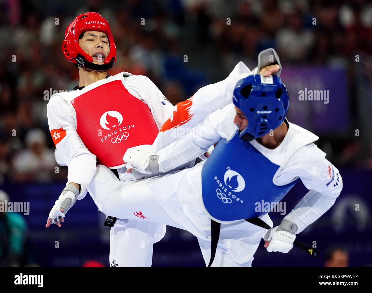 Hong Kong, lo Wai Fung cinese (a sinistra) e Yahya al Ghotany della squadra olimpica dei rifugiati durante il Concorso di qualificazione maschile Taekwondo -68kg al Grand Palais il tredicesimo giorno dei Giochi Olimpici di Parigi del 2024 in Francia. Data foto: Giovedì 8 agosto 2024. Foto Stock