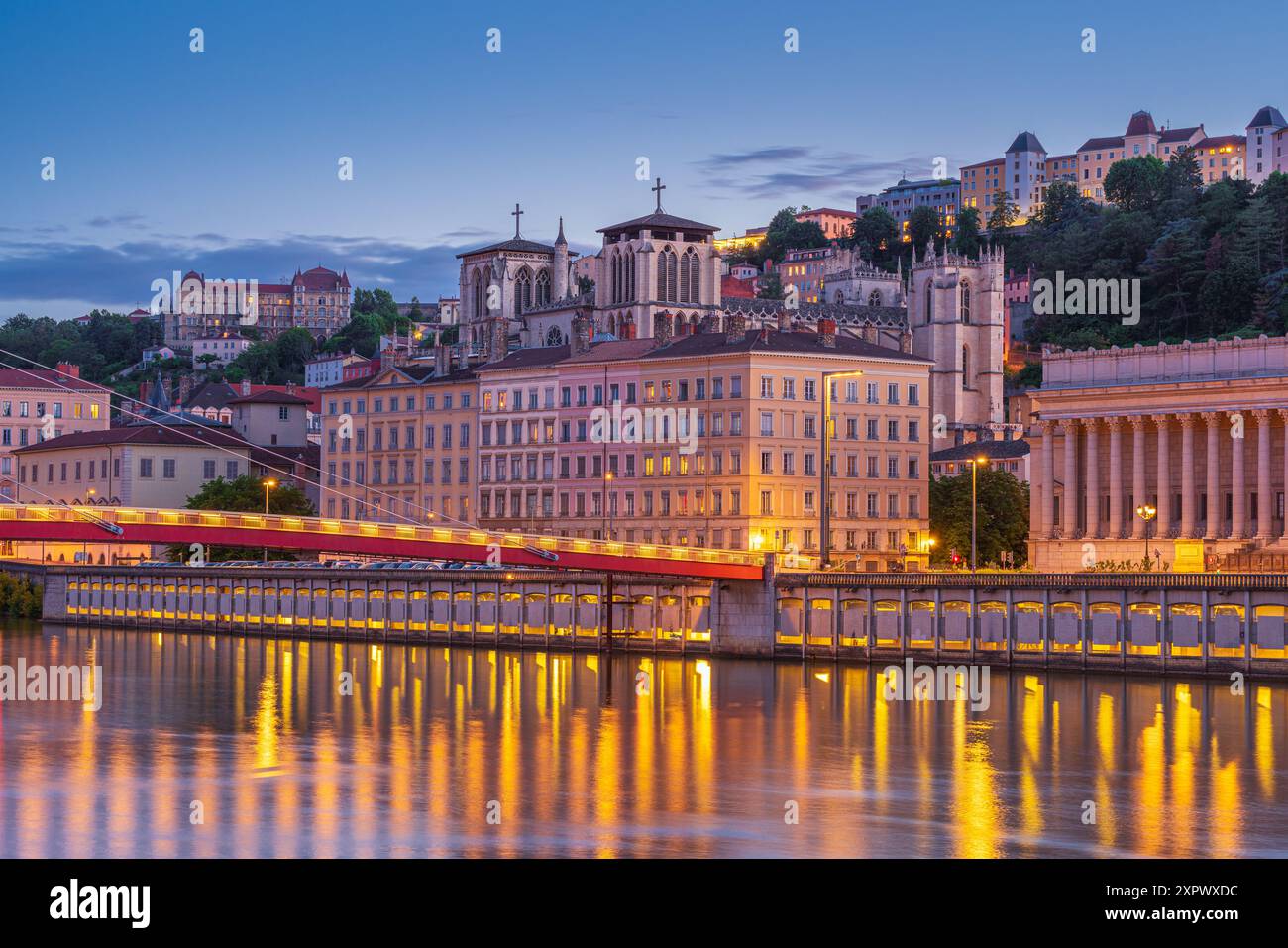 Vista del quartiere di Lione con la Cattedrale Gotica e il fiume Saone all'ora Blu, Francia Foto Stock