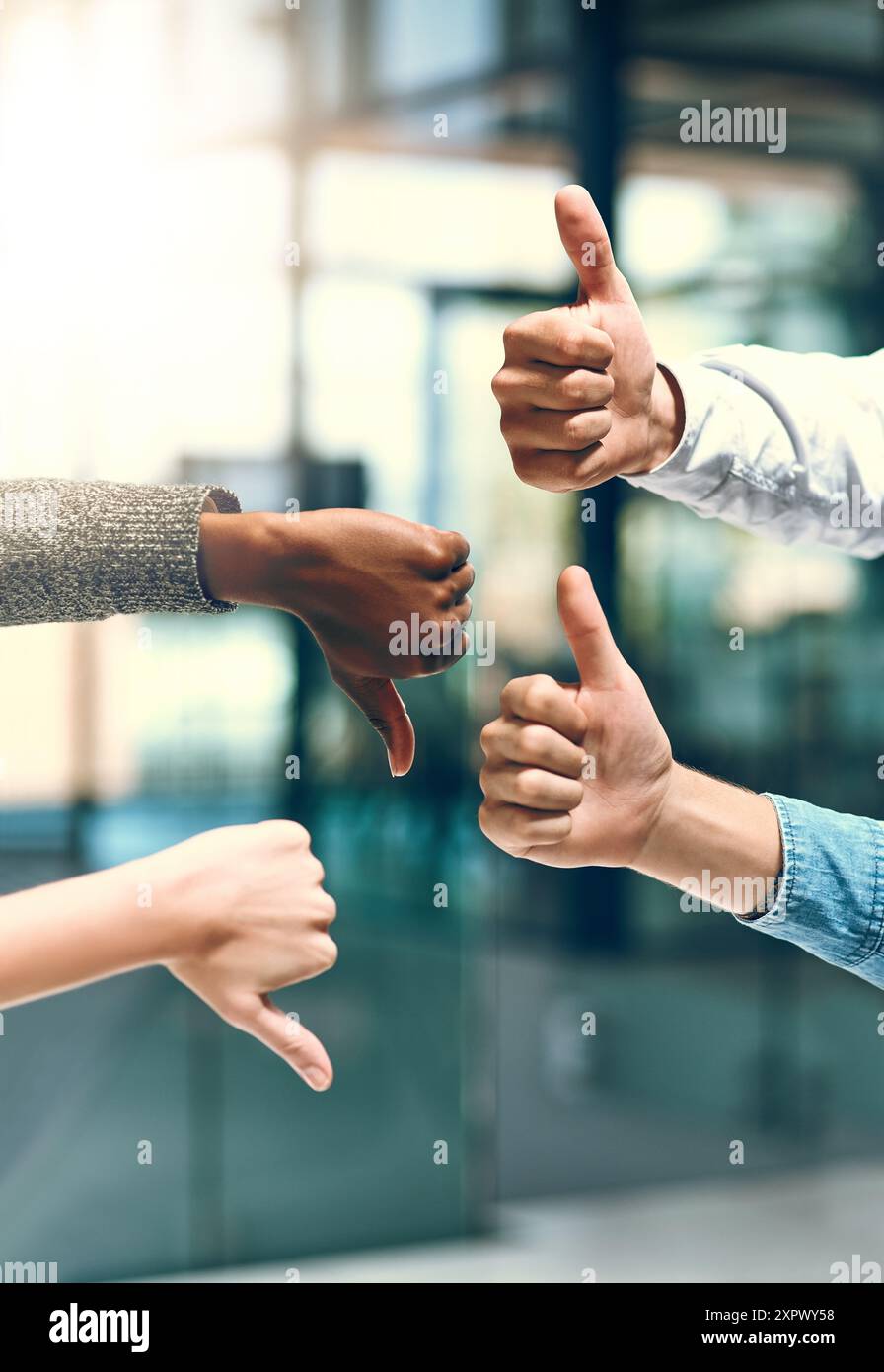 Passa in alto, in basso e con le mani le persone per votare, prendere decisioni e dare un feedback all'agenzia creativa. Lavoro di squadra, dipendenti o manager con gesti di revisione Foto Stock