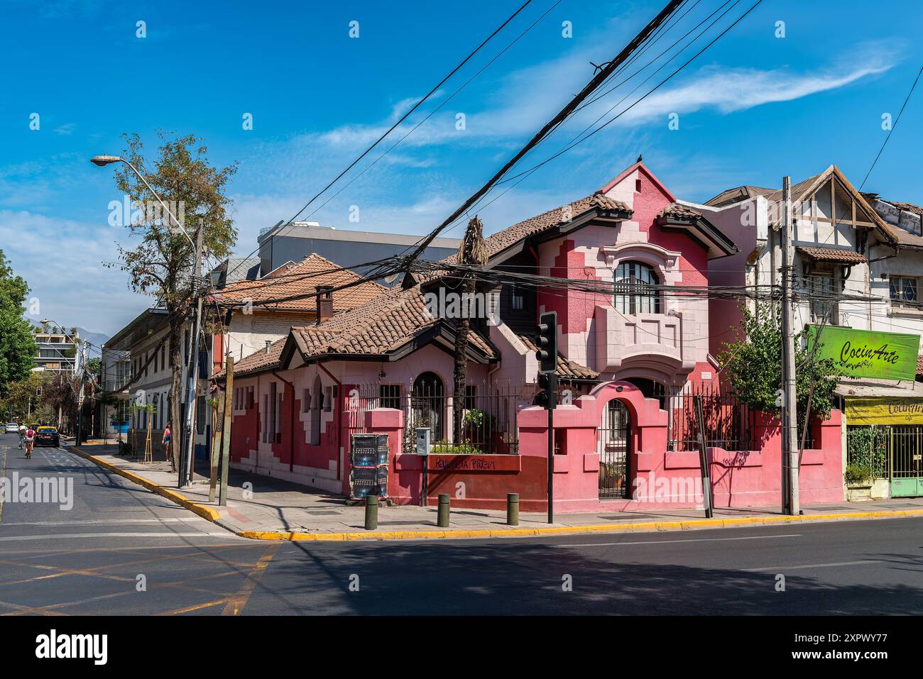 Strada con edifici nel centro di Santiago del Cile Foto Stock