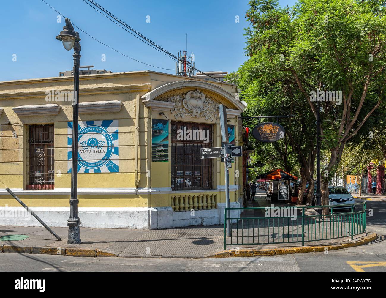 Strada con edifici nel centro di Santiago del Cile Foto Stock