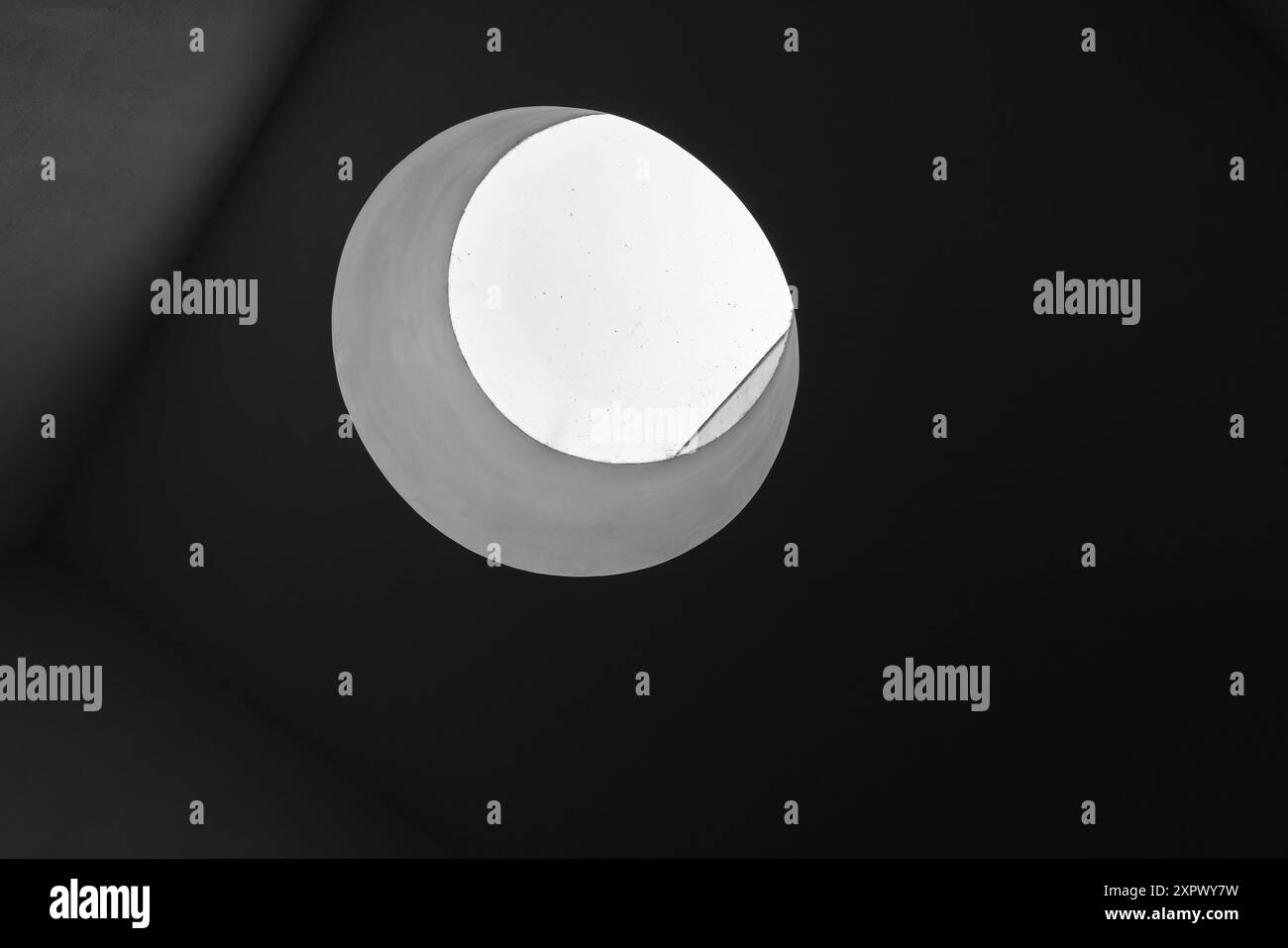 Portale lucernario rotondo con cielo luminoso dietro, sfondo architettonico minimale astratto, foto in bianco e nero Foto Stock