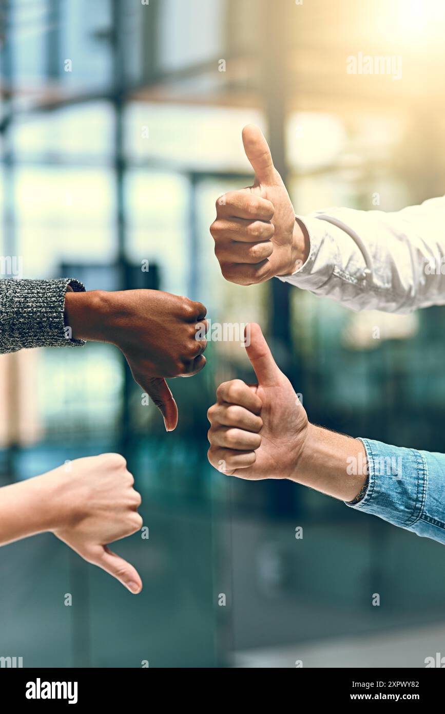 Ufficio, mani e uomini d'affari con pollice su e giù per votare, decidere e scegliere per il progetto aziendale. Lavoro di squadra, dipendenti o manager con Foto Stock