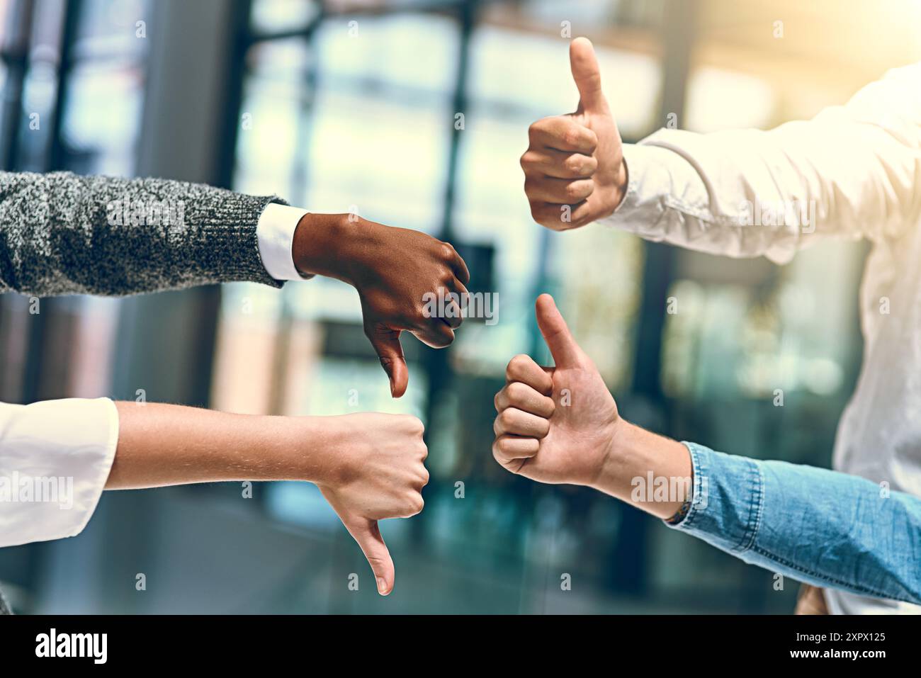Mani, rifiuto e uomini d'affari con pollice giù per votare, decidere e scegliere per il progetto aziendale. Ufficio, lavoro di squadra e manager con reazione Foto Stock