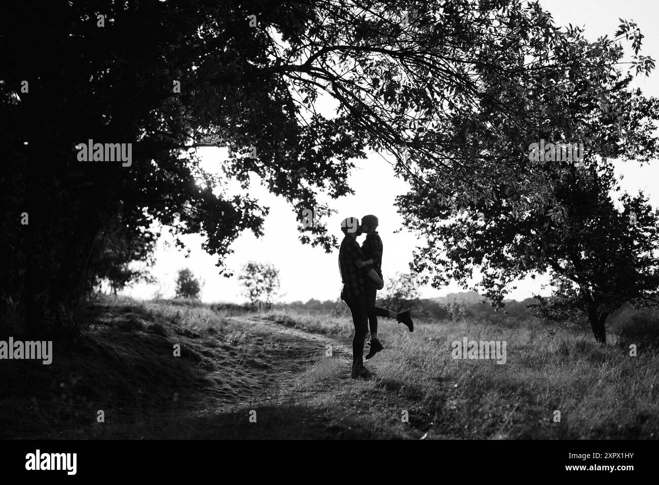 Ragazzo allegro e ragazza su una passeggiata in maglia brillante cappelli e camicie plaid Foto Stock