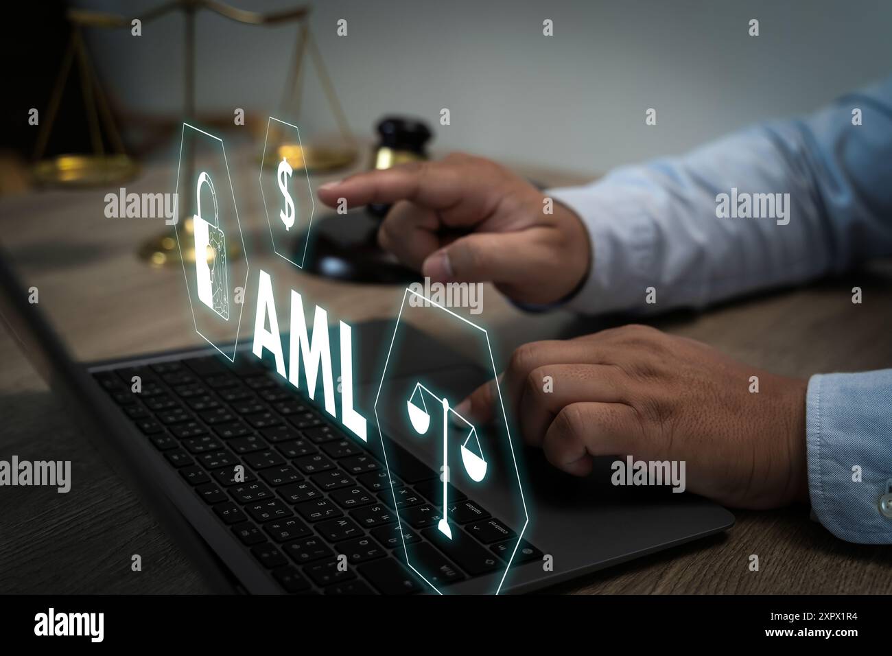 Uomo d'affari antiriciclaggio (AML) giudice in carica presso il dipartimento di finanza reati di denaro antiriciclaggio valuta delle banche finanziarie Foto Stock