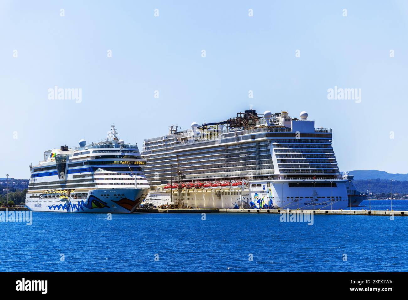 Gli incrociatori ancorati al molo di Corfù in Grecia. Foto Stock