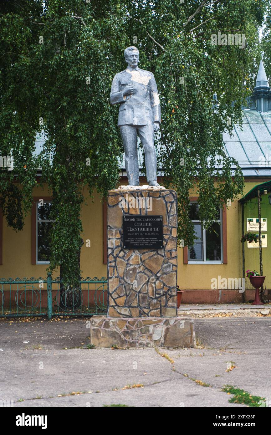 SARATOV, Russia, 1 agosto 2024: Monumento al politico sovietico politico. Iscrizione sulla targa commemorativa: Joseph Vissarionovich Stalin (Dzhuga Foto Stock