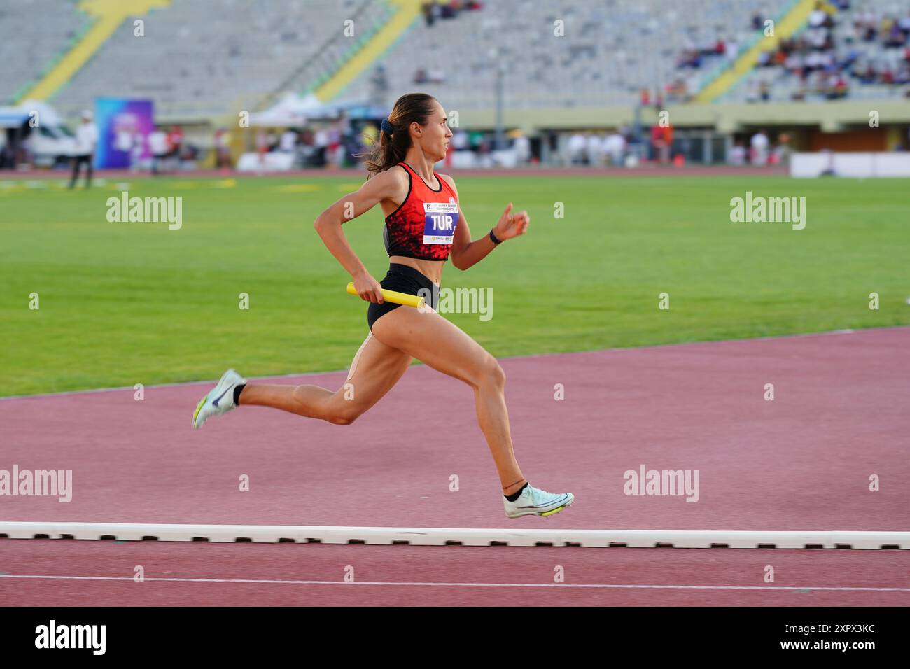 IZMIR, TURKIYE - 25 MAGGIO 2024: Atleta indefinito che corre 4x400 metri a staffetta durante i Campionati balcanici di atletica leggera allo Stadio Ataturk di Izmir Foto Stock