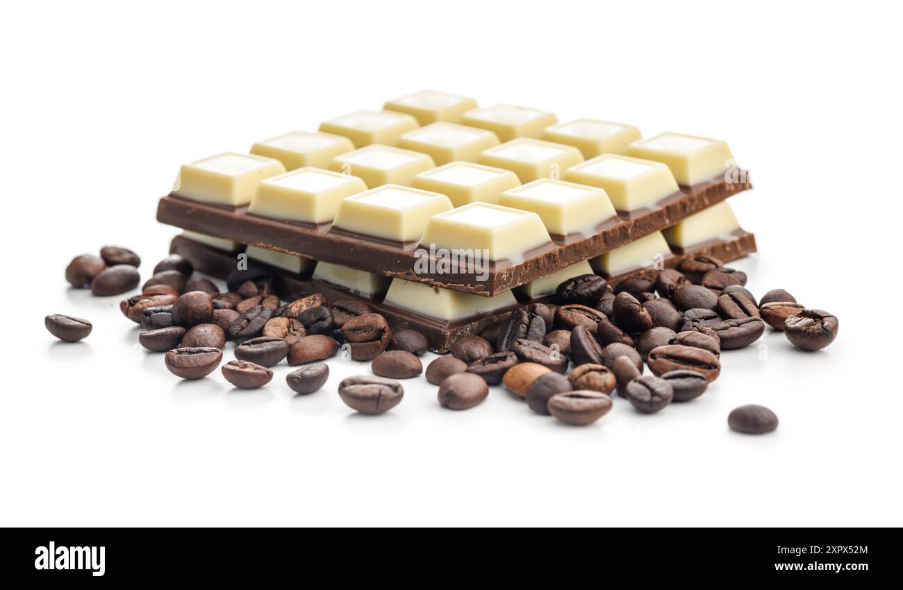 Barrette di cioccolato fondente chiaro e chicchi di caffè isolati su sfondo bianco. Foto Stock