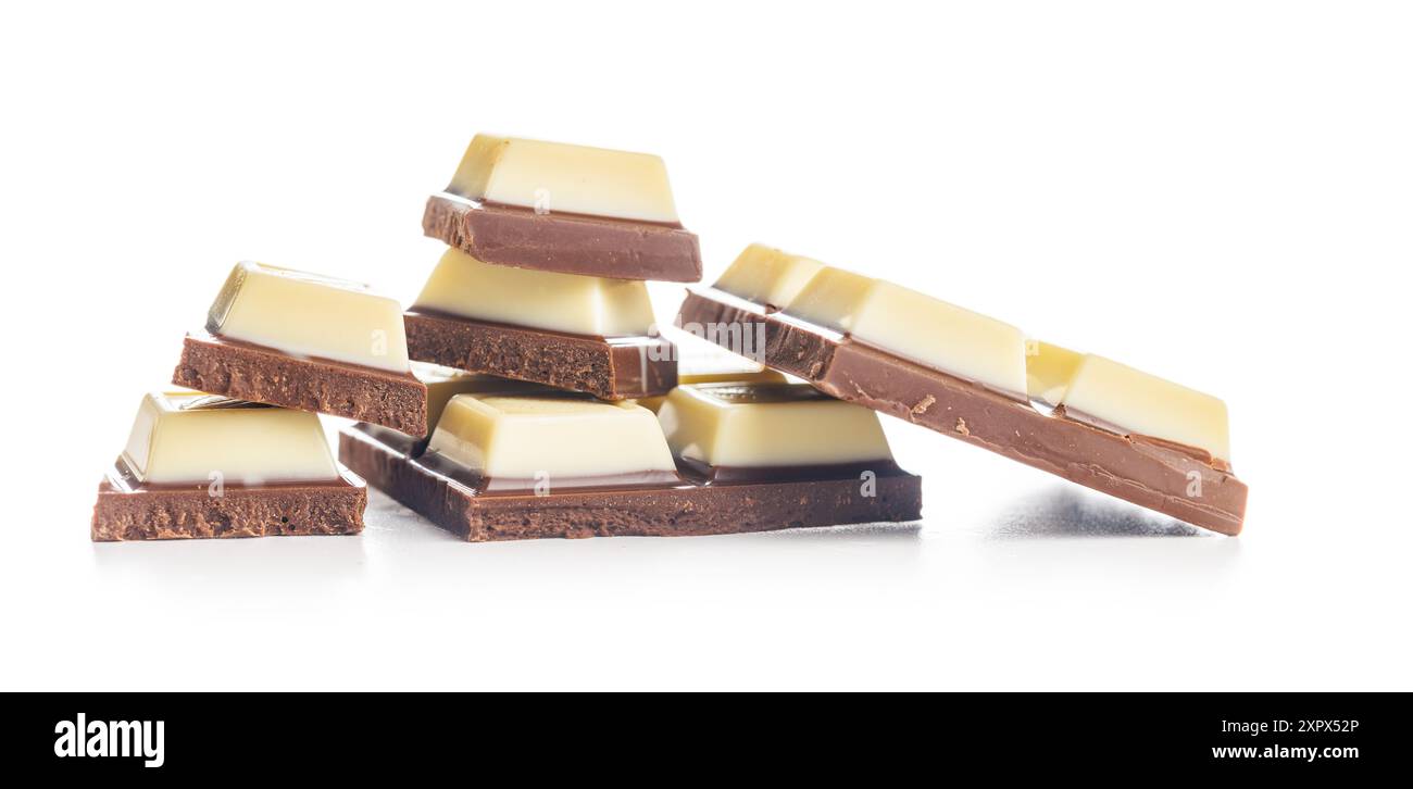 Barrette di cioccolato fondente chiaro bianche isolate su sfondo bianco. Foto Stock