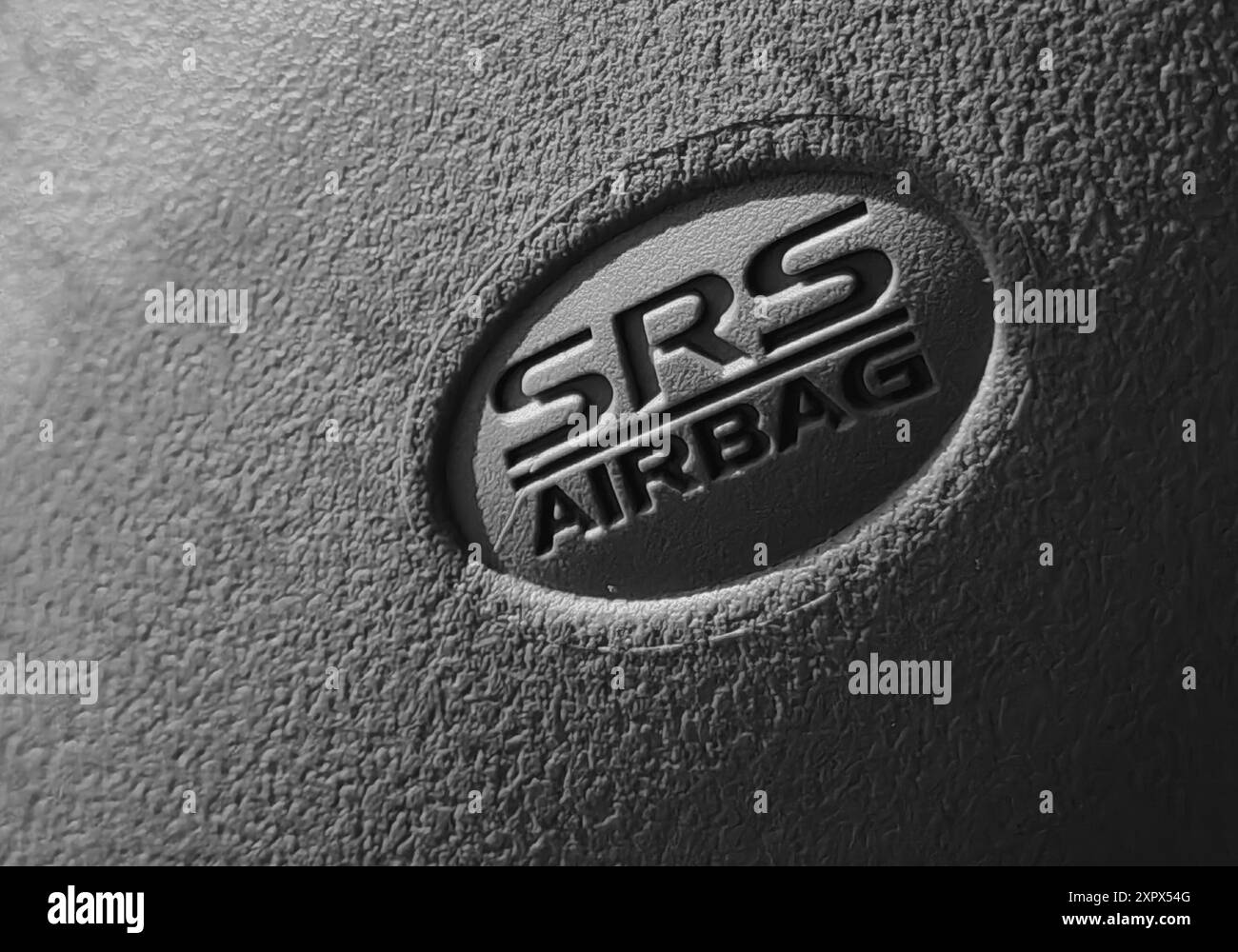 Cartello airbag SRS: Misure di sicurezza interne della vettura per i passeggeri - protezione da gravi collisioni. Bianco e nero. Dettagli monocromatici. Foto Stock