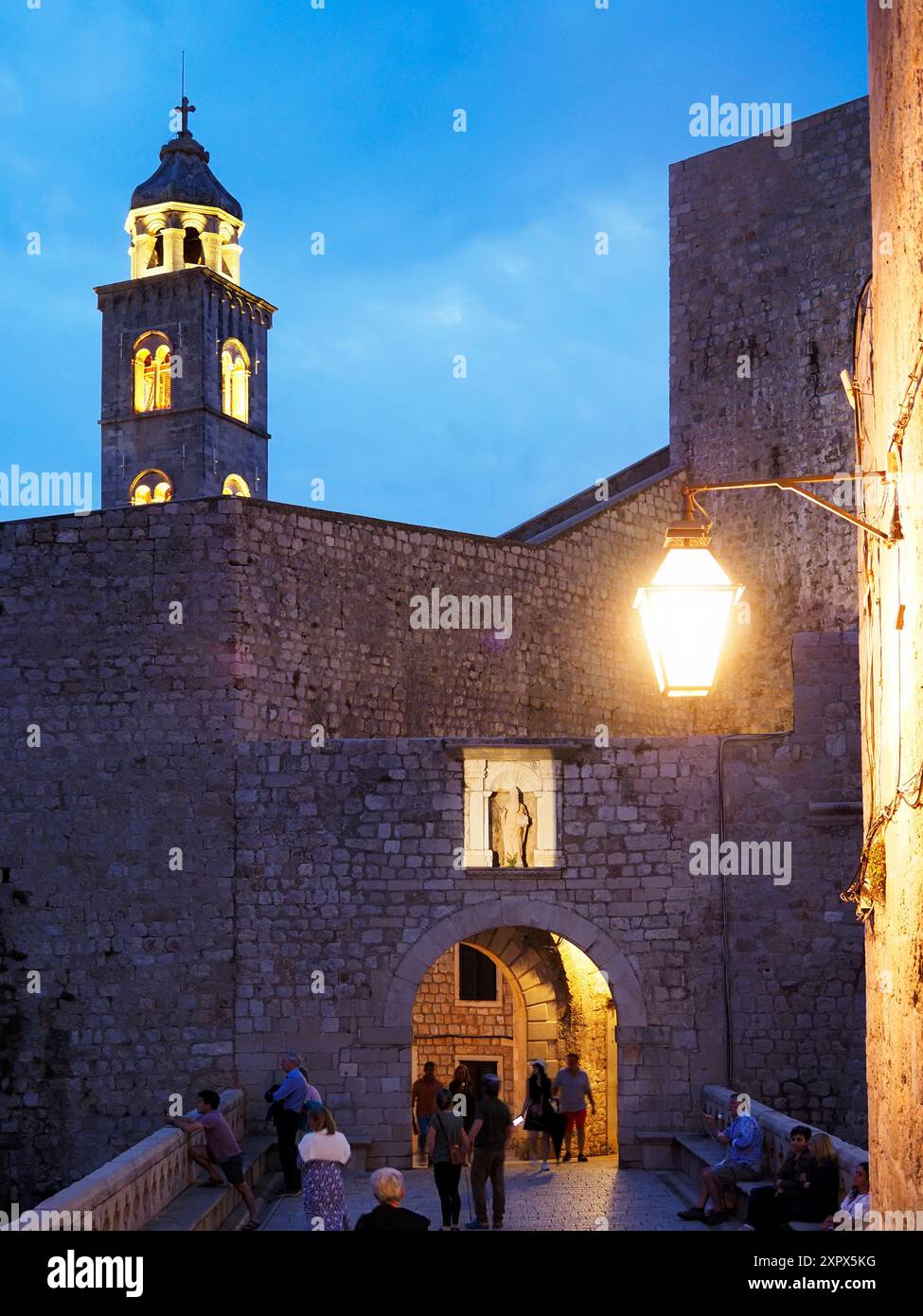 Sezione interna della porta di Ploce al crepuscolo Dubrovnik Dalmazia Croazia Foto Stock