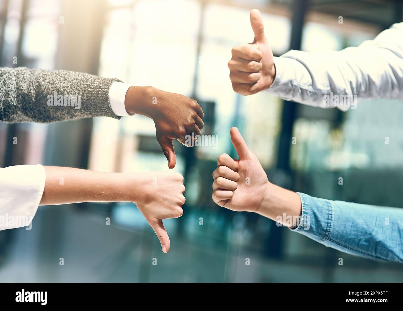 Mani, rifiuto e uomini d'affari con pollice in alto per il voto, la decisione e la scelta per il progetto aziendale. Ufficio, lavoro di squadra e manager con reazione Foto Stock