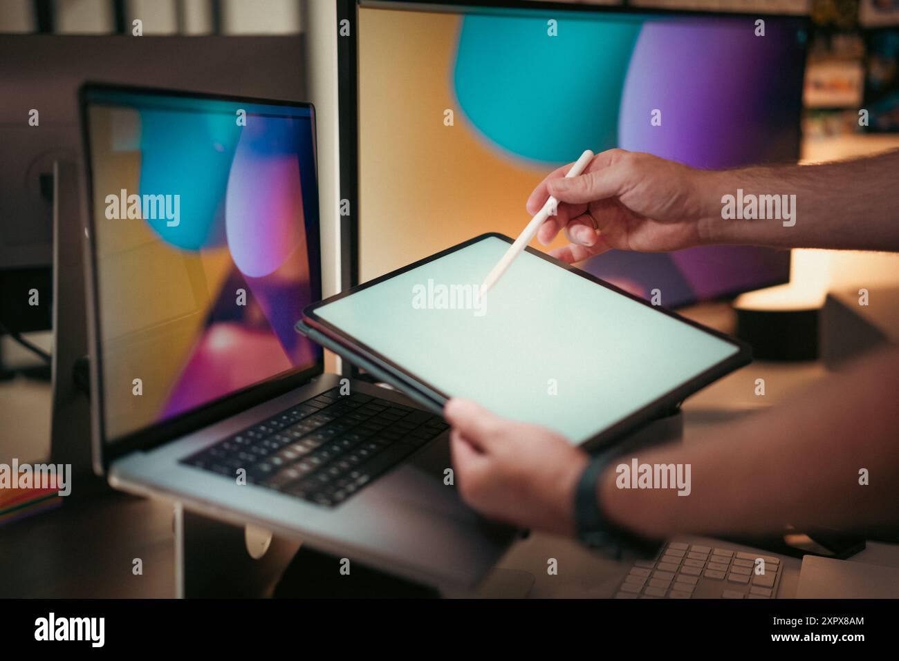 Tenendo il modello dello schermo vuoto del tablet grafico. Stilo digitale. Disegno grafico. Interni delle attrezzature da studio. Ambiente creativo. Foto Stock