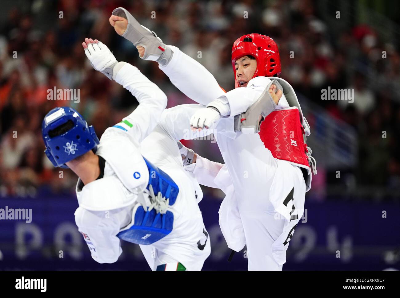 Ulugbek Rashitov e Hong Kong dell'Uzbekistan, lo Wai Fung della Cina durnig il Taekwondo maschile -68kg Round of 16 al Grand Palais il tredicesimo giorno dei Giochi Olimpici di Parigi del 2024 in Francia. Data foto: Giovedì 8 agosto 2024. Foto Stock