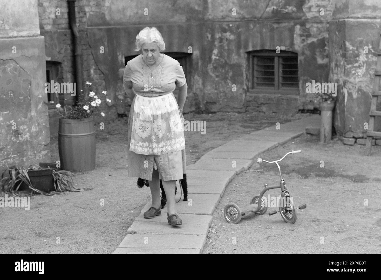 Attuale 26-4-1970: Un vecchio condominio si sveglia. Una vecchia fattoria ha dormito una notte, mentre stava aspettando la luce grigia e un nuovo giorno. Poi ricomincia a vivere, si sentono voci e suoni familiari, si scalano le scale, i bambini piangono e ridono. E' iniziato un nuovo giorno nel vecchio edificio. Il barboncino Fifi va trasmesso, e la signora Bjerkestrand e Fifi sono puntuali ogni mattina. È possibile impostare l'orologio in base a tali impostazioni. Il Commissario Bjerkestrand preferisce portare il cane nella vicina fattoria di hera, dove si trova un pezzo d'erba in cui sfrecciare - e poi è soddisfatto. Foto: Per er Foto Stock