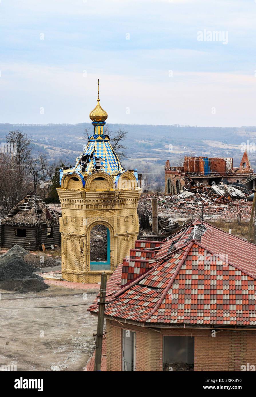Danni alle infrastrutture civili a Izyum, Ucraina. Liberati dall'occupazione dall'offensiva fulminante delle forze ucraine nell'autunno del 2022, i residenti di Izyum hanno dovuto lottare con le realtà della distruzione post-bellica, i continui bombardamenti e l'imminente minaccia di un ritorno delle ostilità man mano che il fronte orientale si avvicinava. Foto Stock