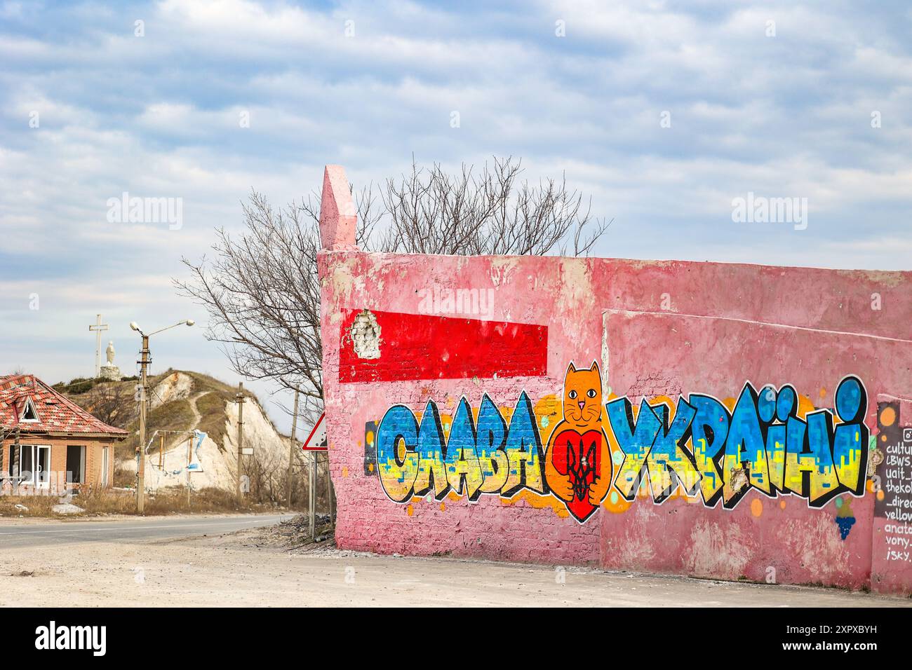 Danni alle infrastrutture civili a Izyum, Ucraina. Liberati dall'occupazione dall'offensiva fulminante delle forze ucraine nell'autunno del 2022, i residenti di Izyum hanno dovuto lottare con le realtà della distruzione post-bellica, i continui bombardamenti e l'imminente minaccia di un ritorno delle ostilità man mano che il fronte orientale si avvicinava. Foto Stock