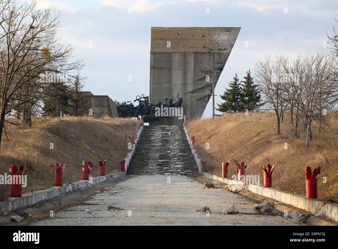 Danni alle infrastrutture civili a Izyum, Ucraina. Liberati dall'occupazione dall'offensiva fulminante delle forze ucraine nell'autunno del 2022, i residenti di Izyum hanno dovuto lottare con le realtà della distruzione post-bellica, i continui bombardamenti e l'imminente minaccia di un ritorno delle ostilità man mano che il fronte orientale si avvicinava. Foto Stock