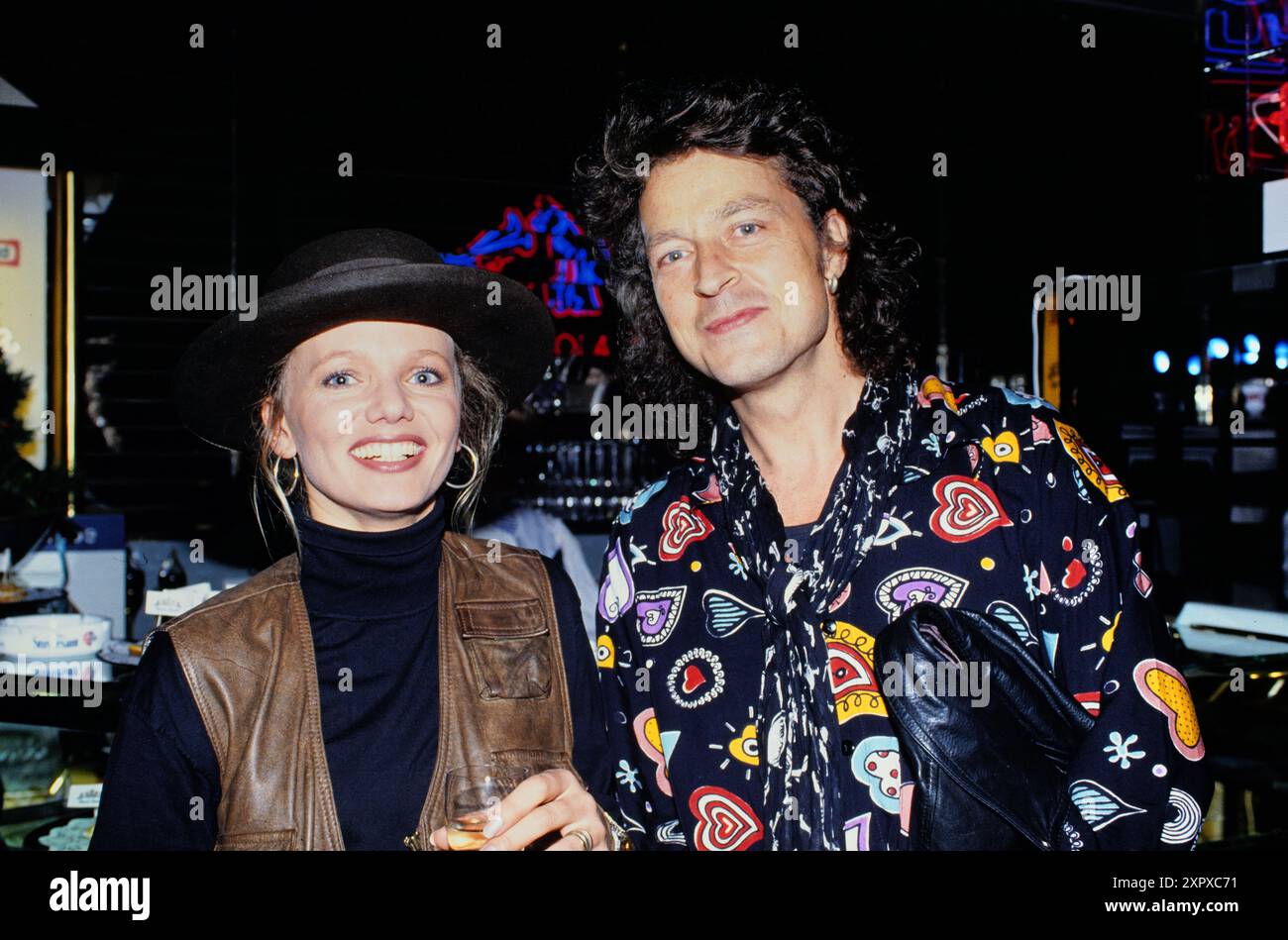 Wolfgang Niedecken, Sänger der Kölschrock Band BAP, mit seiner zweiten Ehefrau, Fotografin Tina Golemiewski, 1994 circa. Foto Stock