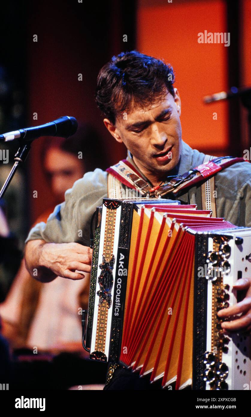 Hubert von Goisern, alias Hubert Achleitner, Alpenrock Musiker, Liedermacher aus Österreich, bei einem Auftritt, intorno al 1994. Foto Stock