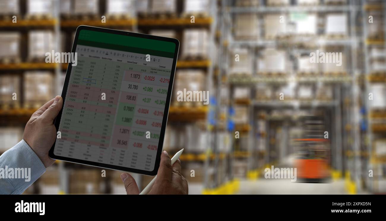 Uomo che lavora con un tablet nel warehouse sistema di gestione intelligente del magazzino Foto Stock