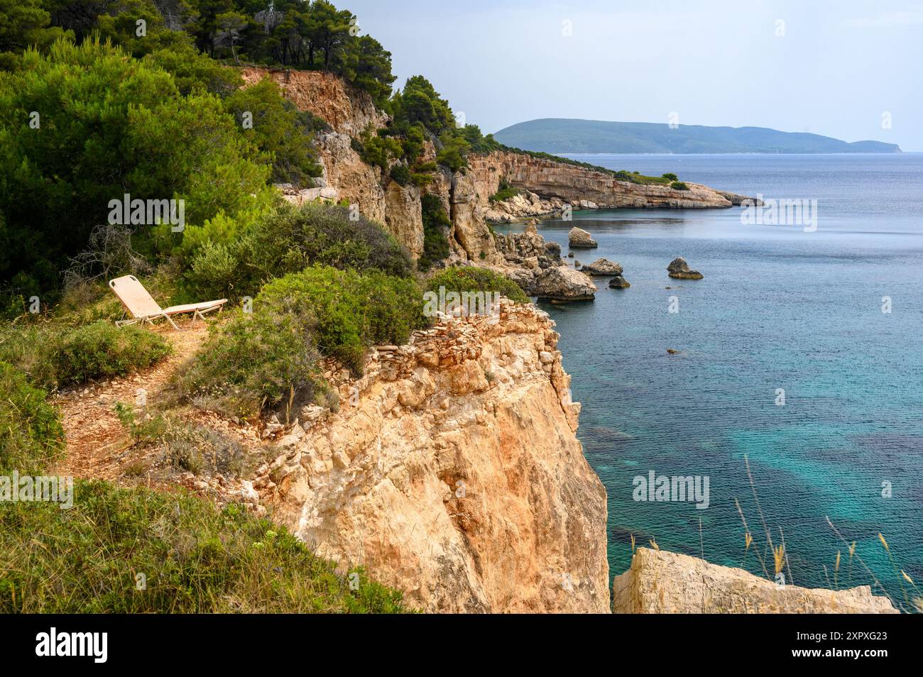 Un lettino solitario sopra il mare sull'isola di Alonissos in Grecia. Foto Stock