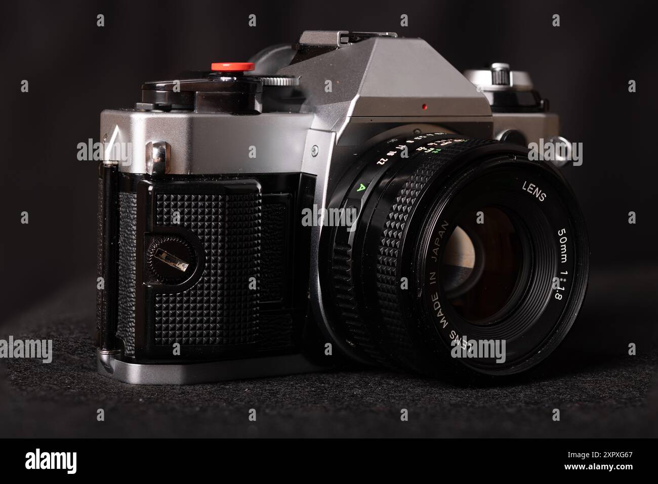 Primo piano di una videocamera vintage su sfondo nero, che mette in risalto il suo design classico e i dettagli intricati. Eleganza senza tempo. Foto Stock