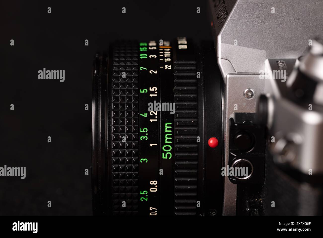 Primo piano di una vecchia videocamera che si concentra sull'obiettivo, su uno sfondo nero. Perfetto per festeggiare la giornata del fotografo. Foto Stock