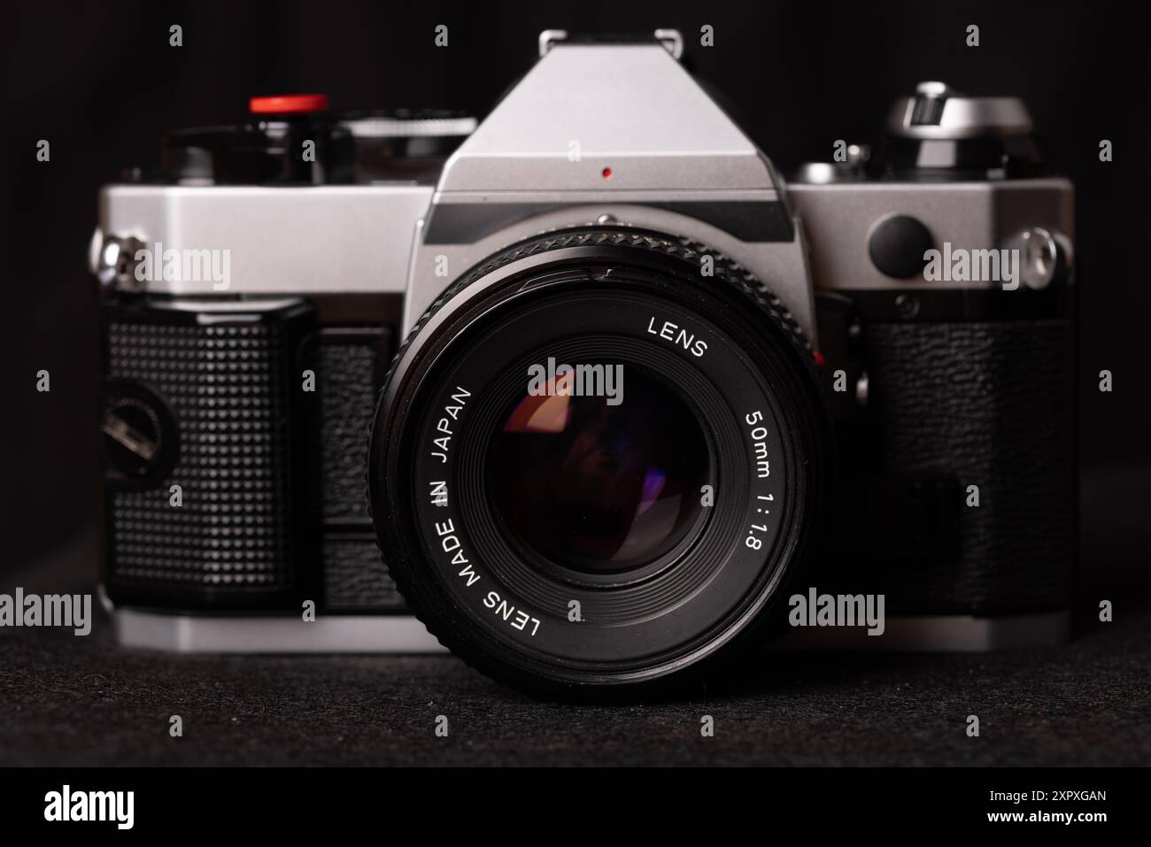 Vista in prima persona di una macchina fotografica vintage su sfondo nero, che cattura l'essenza della fotografia tradizionale. Un'ode all'era analogica. Foto Stock